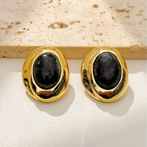fe19b67af80dceee7af2f994caf5ff02 Golden Black Stone Oval Stud Earrings