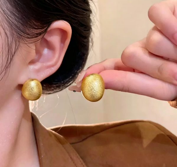 更换图片背景 Golden Pebble Stud Earrings