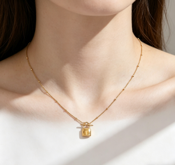 生成白色背景图 (3) Golden Lock Charm Necklace