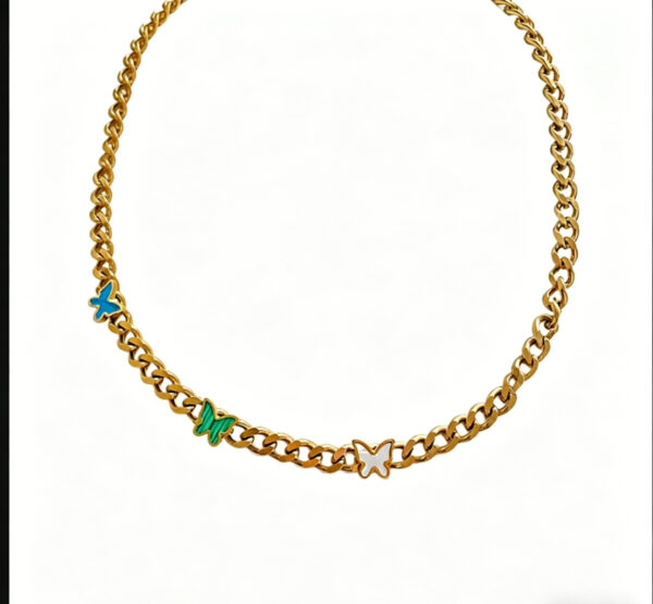 金色蝴蝶装饰细节说明 Butterfly Glow Titanium Chain Necklace | Gold Chunky Link Choker