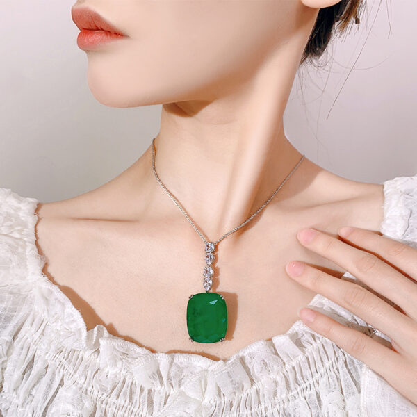 O1CN01UfBx3O1tvZFmAnebn_!!2209336715964-0-cib Emerald Majesty Necklace