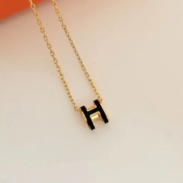 H Letter Pendant Necklace in Light Luxury Style