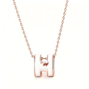 P图背景处理(1) H Letter Pendant Necklace in Light Luxury Style